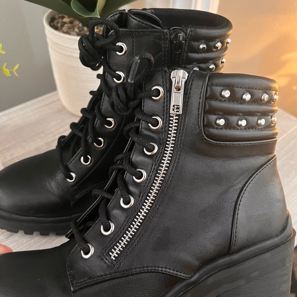 Hella cute lug sole black boots - Picture 5 of 5